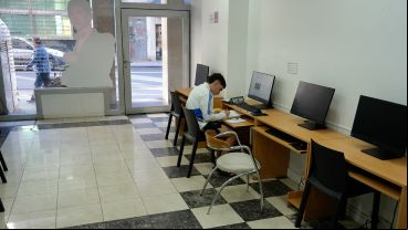La primera Residencia Universitaria en Rosario de la UNR está ubicada en Santa Fe 1470, en pleno centro de la ciudad, y fue inaugurada en marzo del 2022 para albergar a 150 estudiantes..
