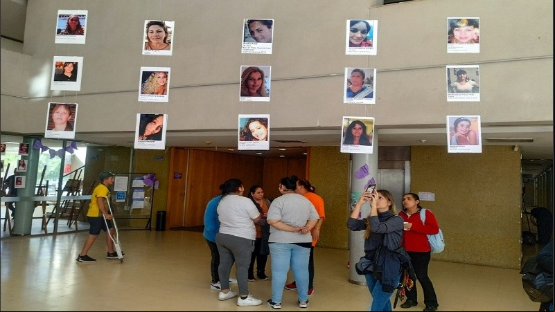 La muestra busca visibilizar las identidades de las víctimas de femicidios para instalar en la sociedad el diálogo sobre el flagelo.