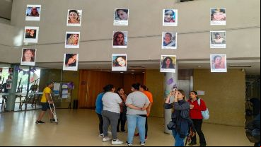 La muestra busca visibilizar las identidades de las víctimas de femicidios para instalar en la sociedad el diálogo sobre el flagelo.