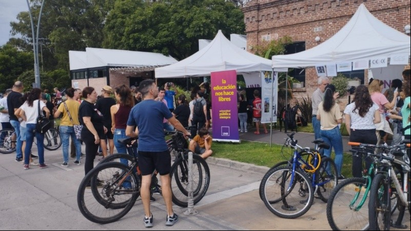 La expo UNR en Calle Recreativa.