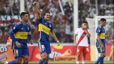 Tarde de uruguayos. Cavani sigue de racha y marcó de cabeza el 2-1.