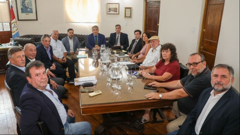 Una nueva ronda paritaria entre el gobierno provincial y los gremios estatales.
