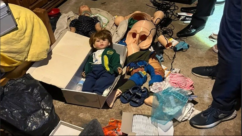 Los muñecos hallados en la vivienda del acusado.