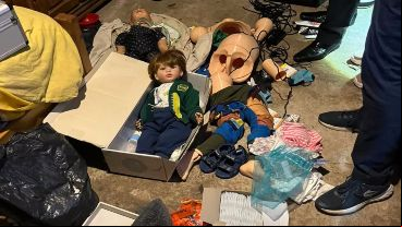 Los muñecos hallados en la vivienda del acusado.