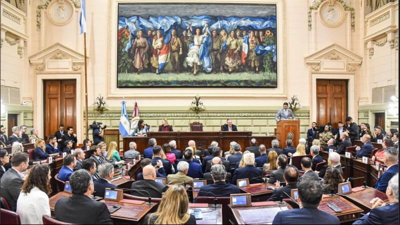 Pullaro en la apertura de sesiones y Perotti sentado en su banca de diputados.