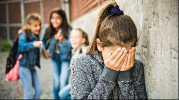 Muchos adultos sienten no involucrarse por considerar que son "cosas de niños" sin comprender las consecuencias emocionales de padecer esta situación.