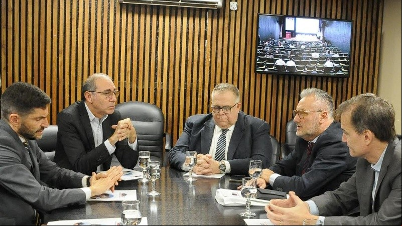 Pullaro y Lewandosky, frente a frente, en la Bolsa durante el Encuentro Argentino de Transporte Fluvial