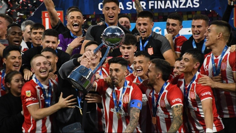 Estudiantes destrona a Rosario Central como campeón argentino.