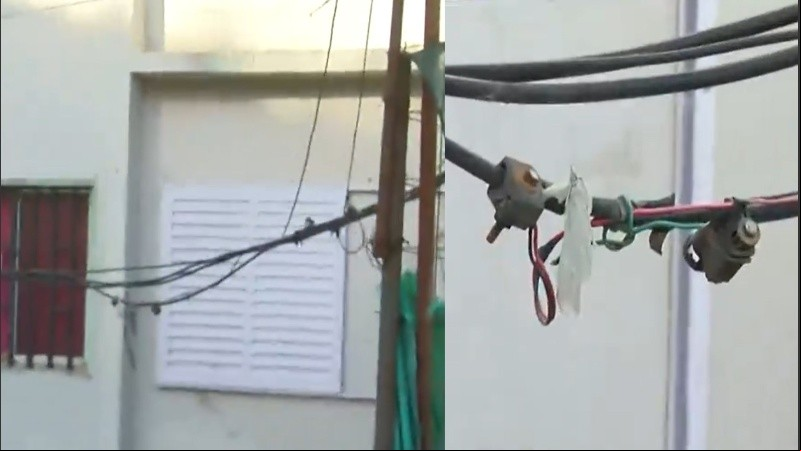 Los cables sueltos y electrificados atemorizan a los vecinos que deben sortearlos para ingresar a sus casas.