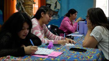 Las mujeres se preparan para recibir a sus bebés.