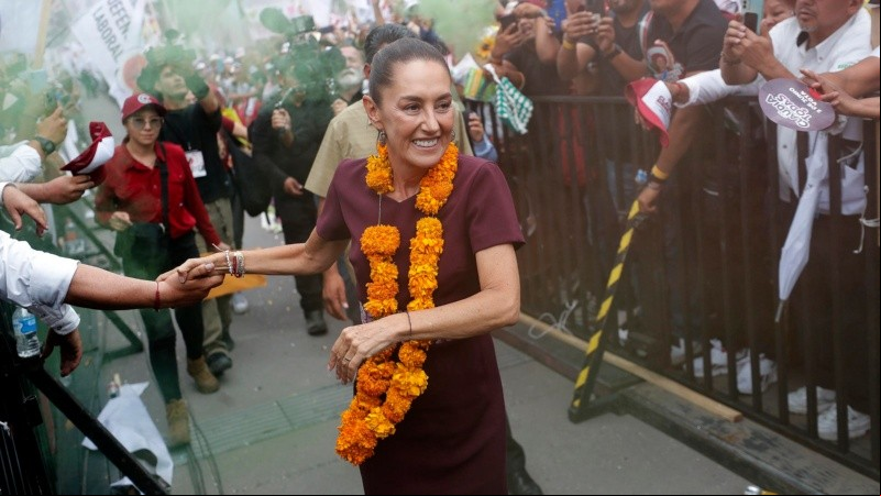 Sheinbaum saluda a simpatizantes durante su cierre de campaña en el Zócalo de la Ciudad de México.