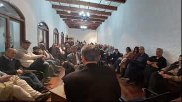 Monseñor Martín encabezó la reunión con dirigentes de todos los scetores. El salón quedó chico.
