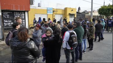 Pasadas las 10 se congregó una multitud en la puerta del centro Conin de Nuevo Alberdi.