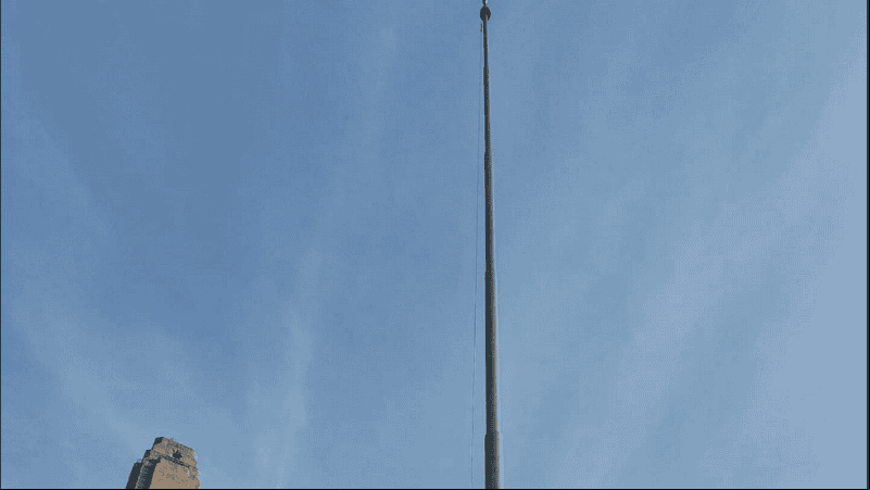 El mástil mayor sin bandera.