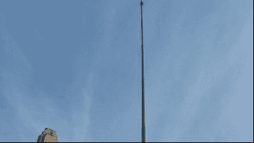 El mástil mayor sin bandera.