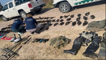 Fueron decomiados elementos para la caza, muchos de ellos prohibidos, y casi una centena de patos.