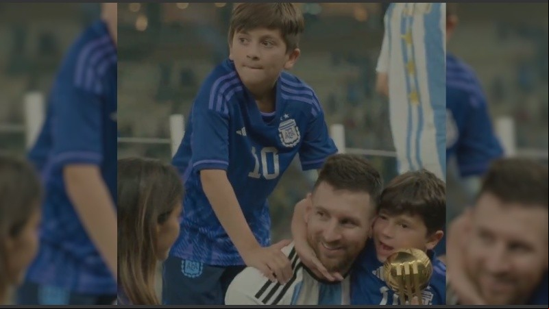 Leo Messi junto a Thiago, Mateo y Antonella, tras la consagración en Qatar 2022.