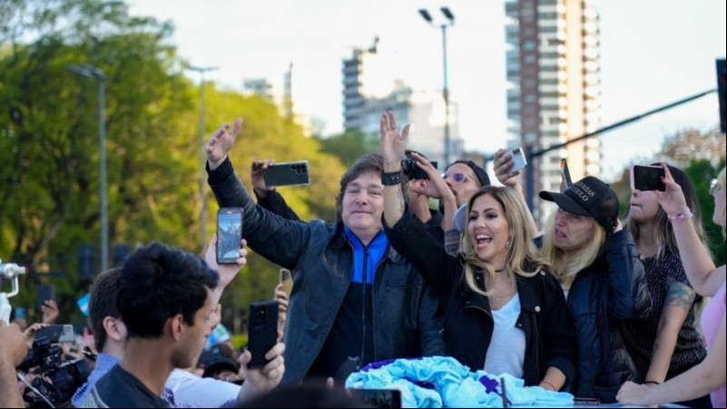 En plena campaña, Milei movilizó a sus seguidores por la ciudad. Ahora volverá como presidente.