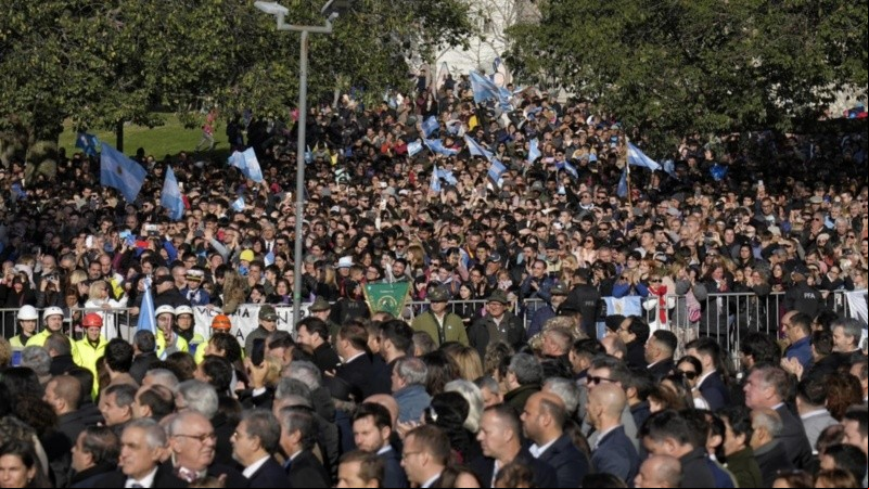 Gran cantidad de personas a la espera de Milei.