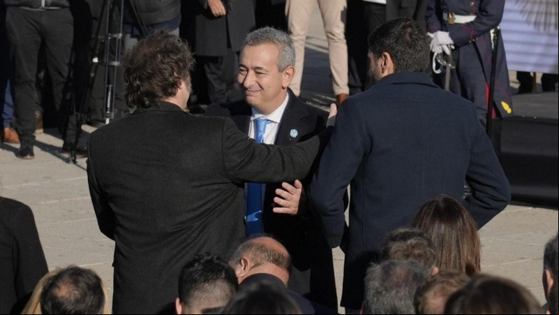 El saludo entre el intendente Pablo Javkin y el presidente Javier Milei.