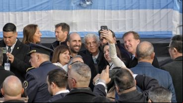 Milei llegó con todo su gabinete al acto por el Día de la Bandera.