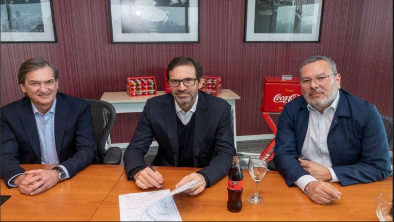 Fabián Castelli, CEO de Coca-Cola Andina Argentina, Gustavo Mariani, CEO de Pampa Energía y Abelardo Gudiño, Gerente General de Coca-Cola Argentina.