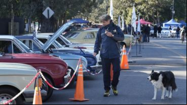 Exposición de vehículos antiguos y de colección en la celebración del Día de la Independencia en Rosario.