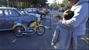 Exposición de vehículos antiguos y de colección en la celebración del Día de la Independencia en Rosario.
