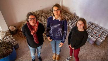 Paola Aquino y Magalí Villanueva integran la Biofábrica. Paloma, de 18, ayuda a cosechar insumos.