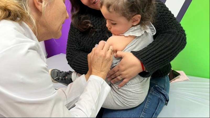 Durante la infancia, la vacunación oportuna es fundamental ya que ayuda a brindar inmunidad antes de estar expuestos a enfermedades que podrían ser mortales.