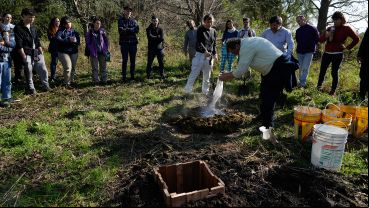 Después de la charla, hicieron un preparado biodinámico basado en estiércol fresco de vaca.