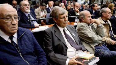 Alfredo Astiz, en el centro, de saco y corbata, cuando fue condenado a cadena perpetua.