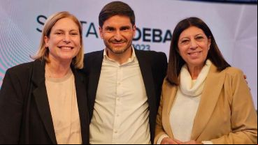 La titular de cámara de Diputadas y Diputados Clara García junto al gobernador y la vicegobernadora de Santa Fe, Maximiliano Pullaro y Gisela Scaglia.