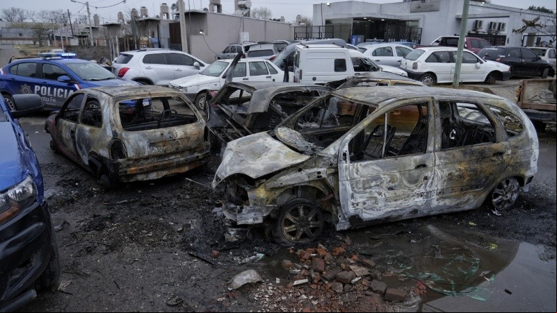 Así quedaron los autos quemados frente a la comisaría.