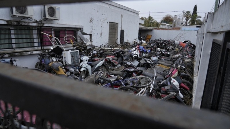 El cementerio de motos y bicicletas adentro de la seccional.