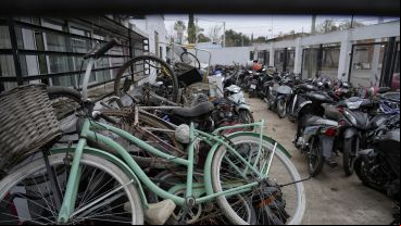 Filas de motos y bicicletas en el interior de la comisaría 32ª.