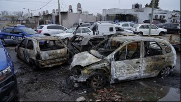 Tres autos fueron incendiados de manera intencional en la madrugada de este lunes.