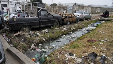 Agua servida, basura y autos secuestrados en la puerta de la seccional.