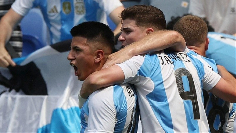 Thiago Almada grita con todo el gol junto a Julián Álvarez.