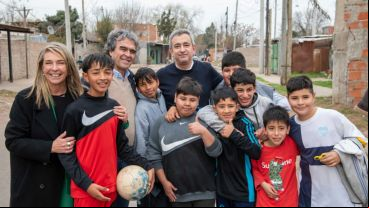 Sergio Fajardo recorrió Villa Banana junto al intendente Pablo Javkin y equipo.