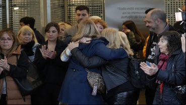 El abrazo entre los familiares tras el corte de cintas, que dejó inaugurado el esperado memorial.