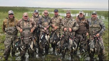 La foto de la indignación: los 8 cazadores con los patos protegidos por ley.