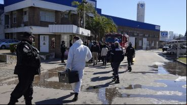 Momentos después de que la nave se estrellara contra una columna de hormigón del predio.