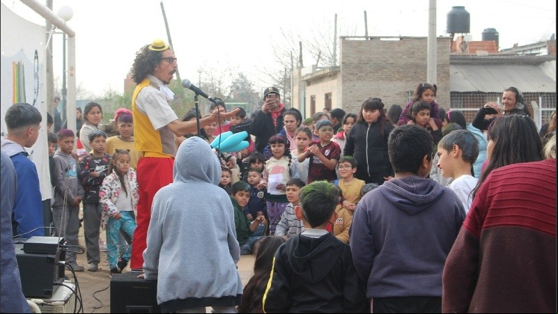 Los niños disfrutaron de shows con animadores y pintaron en atriles durante la tarde del viernes.