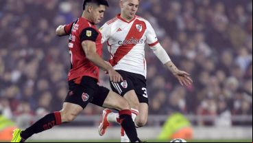 Salcedo llega primero y despeja ante la presión de Simón.