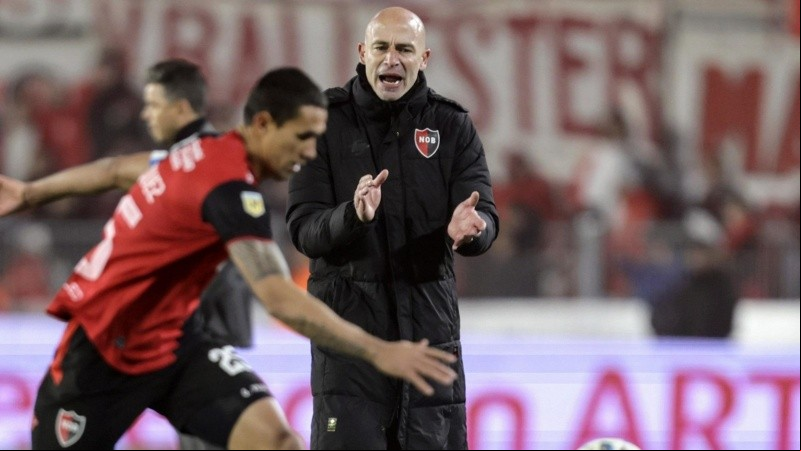 El Gallego Méndez alienta a Velázquez en el partido entre Newell's y River.