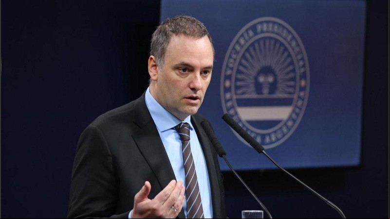 Fue en el comienzo de la conferencia cuando Adorni destacó los logros principales de la gestión en estos meses de Gobierno e hizo mención al Plan Bandera, aplicado por el Ministerio de Seguridad en Rosario.