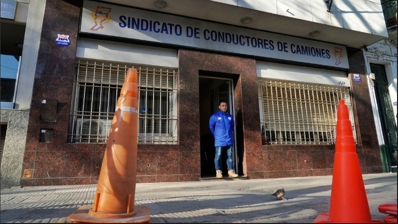 La sede del Sindicato de Camioneros tuvo un mensaje de Los Monos el año pasado.