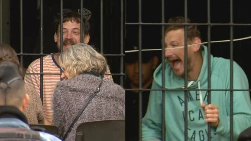 Durante el encuentro, el ex diputado de Misiones se reía a carcajadas. Además, les compartió tortas fritas a su padre y a su tía a través de las rejas.