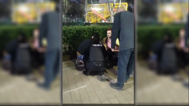 Sobre los arbustos quedó la gorra del joven detenido y en el suelo, sus sandalias. 